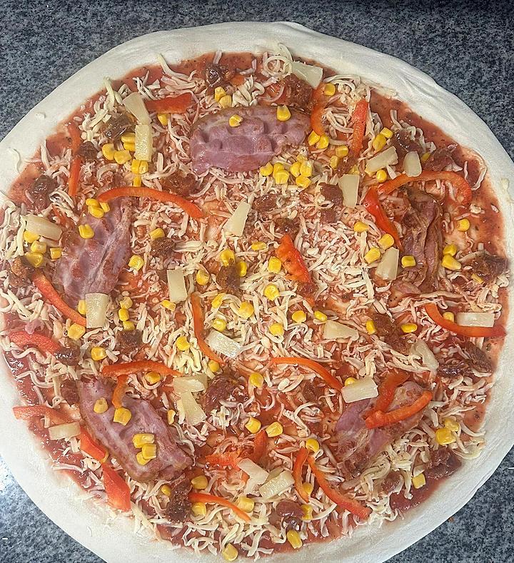 Pizza med topping, klar for steking, fotografert hos Alpino's