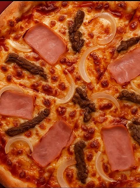 Pizza med biff, skinke og løk, stekt hos Alpino's