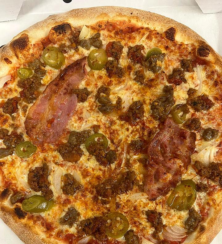 Stekt pizza med bacon, kjøtt og jalapeños i eske
